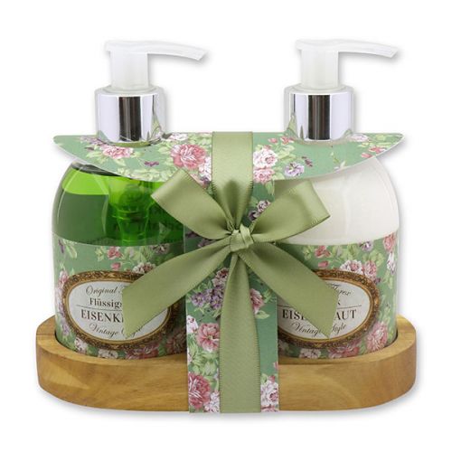 Bodymilk und Flüssigseife auf Holzablage, Vintage Style