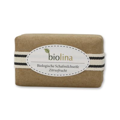 Biolina Schafmilchseife 100g verpackt mit braunem Papier und Dekoband gestreift, Zitrusfrucht 