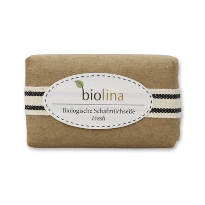 Biolina Schafmilchseife 100g verpackt mit braunem Papier und Dekoband gestreift, Fresh 