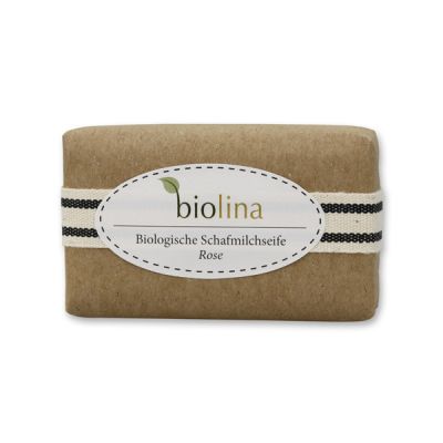 Biolina Schafmilchseife 100g verpackt mit braunem Papier und Dekoband gestreift, Rose 