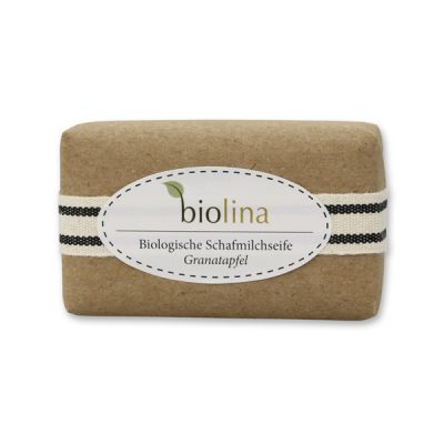 Biolina Schafmilchseife 100g verpackt mit braunem Papier und Dekoband gestreift, Granatapfel 