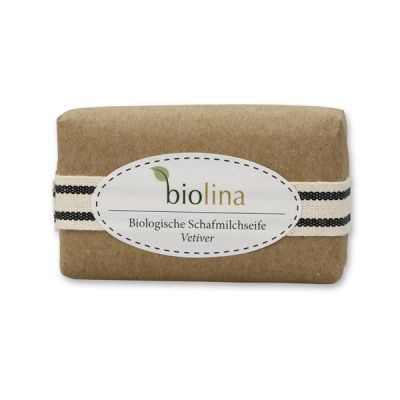 Biolina Schafmilchseife 100g verpackt mit braunem Papier und Dekoband gestreift, Vetiver 