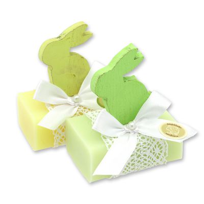 Schafmilchseife Eckig 100g dekoriert mit Hase, Wiesenblume/Himmelschlüssel 