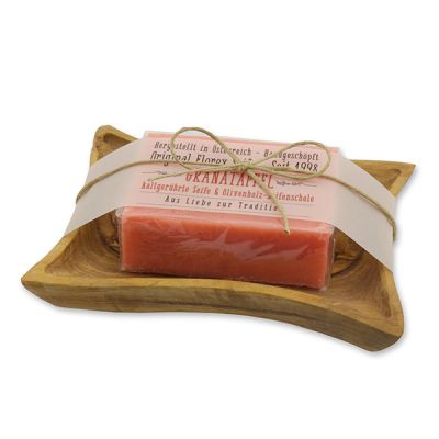 Kaltgerührte Seife eckig 100g auf Olivenholz-Seifenschale "Aus Liebe zur Tradition", Granatapfel 