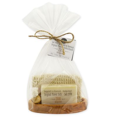 Kaltgerührte Seife eckig 100g auf Olivenholz-Seifenschale in Cello "Aus Liebe zur Tradition", Zirbe 