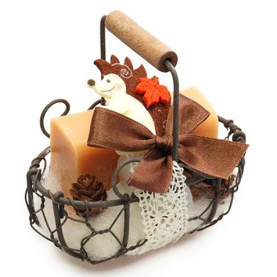 Wire basket filled with a soap square 100g and soap heart 23g decorated with a hedgehog, Classic/Quince 