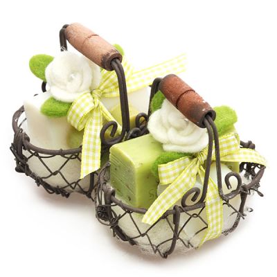 Drahtkorb gefüllt mit Schafmilchseife eckig 100g und Seife Herz 23g dekoriert mit Filzblume, Classic/Eisenkraut 