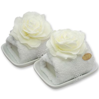 Schafmilchseife eckig 100g auf Seifenschale dekoriert mit Waschlappen und Rose, Schneerose 