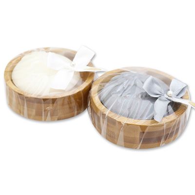 Schafmilchseife rund 100g auf Holz-Seifenschale, dekoriert mit Masche in Cello, Edelweiß weiß/silber 
