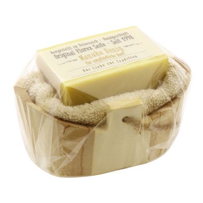 Cold-stirred special soap 100g and a washing cloth in a wodden basket in cello "Love for tradition", Manuka honey 