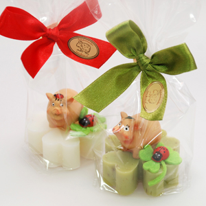 Sheep milk cloverleaf soap 25g decorated with a pig in a cellophane, Classic/verbena 